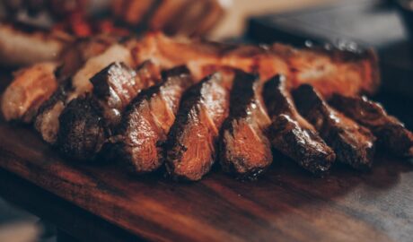 Photo Grilled meat with dipping sauces