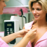 Este sigură mamografia pentru femeile cu implanturi?