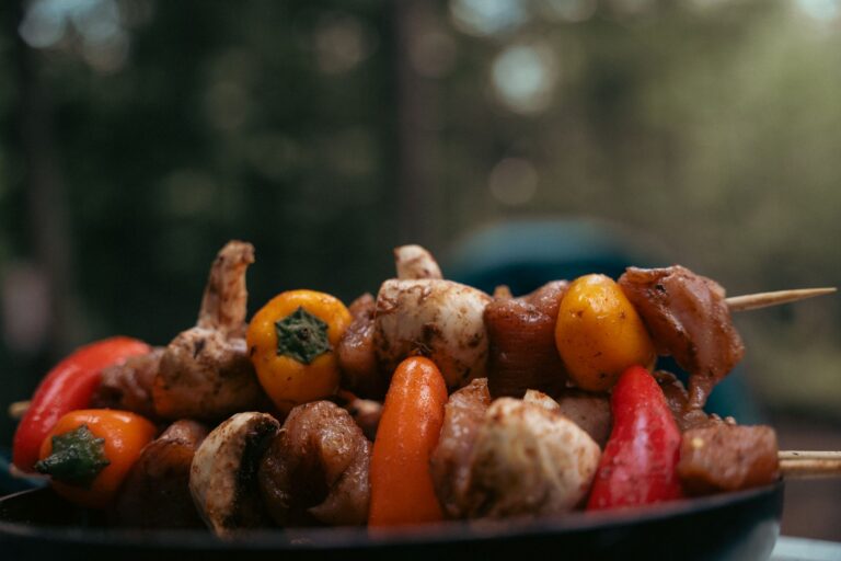 Legume colorate și bucăți de carne slabă pe un grătar, rumenite ușor, fără urme de ardere