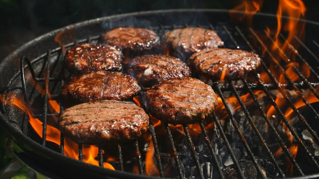 Photo medium-rare burger food safety tips